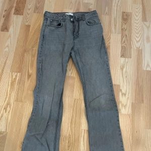 Grå jeans från Gina Tricot, storlek 36 - gråa raka jeans med små slitningar, se bilder (slitningar är där när man köper byxorna) och med låga/medel midja från gina tricot. använda fåtal gånger och i fint skick. storlek: s/36.