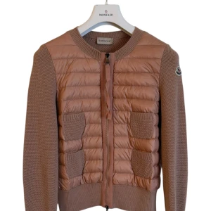 Moncler cardigan dam  - Moncler cardigan tjej rosa. Skick 8.5/10 super fräsch. Pris 3990kr. Finns att köpa på våran hemsida, Fashionels.com