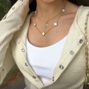 Ribbad beige kofta från Lindex - Superfin ribbad beige kofta från Lindex med silverfärgade knappar längs hela framsidan och vid ärmsluten. Koftan har rund halsringning och är långärmad, perfekt att slänga över en topp. Mjuk och skön bomullskvalitet.