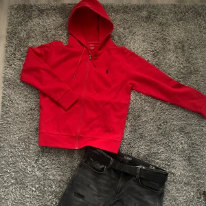 Polo tröja  - Hej, säljer min fina polo i fint skick  Pris kan diskuteras vid snabb affär. Skicka gärna ett meddelande vid intresse!