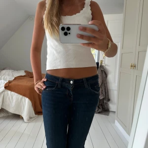 lågmidjade jeans - supersnygg boocut jeans från h&m som inte kommer till användning!!! storlek 32 men skulle mer säga att de passar som 34💘💘❣️❣️❣️