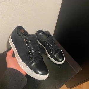 Svarta skor från Lanvin  - Svarta sneakers från Lanvin / skick 8/10 små defekter som absolut syns på bilderna / storlek 41 fits 42 / inget og medföljer / kontakta via intresse eller annat och pris kan diskuteras ned nån hundralapp eller två!😊🙏