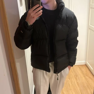 Svart pufferjacka från The North Face (Nuptse) - Säljer min svarta vinterjacka från the north face bara använd en vinter så den är väldigt bra skick. Jackan är i storlek m