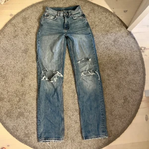 Blå slitna raka jeans - Säljer dessa jeans!!💕