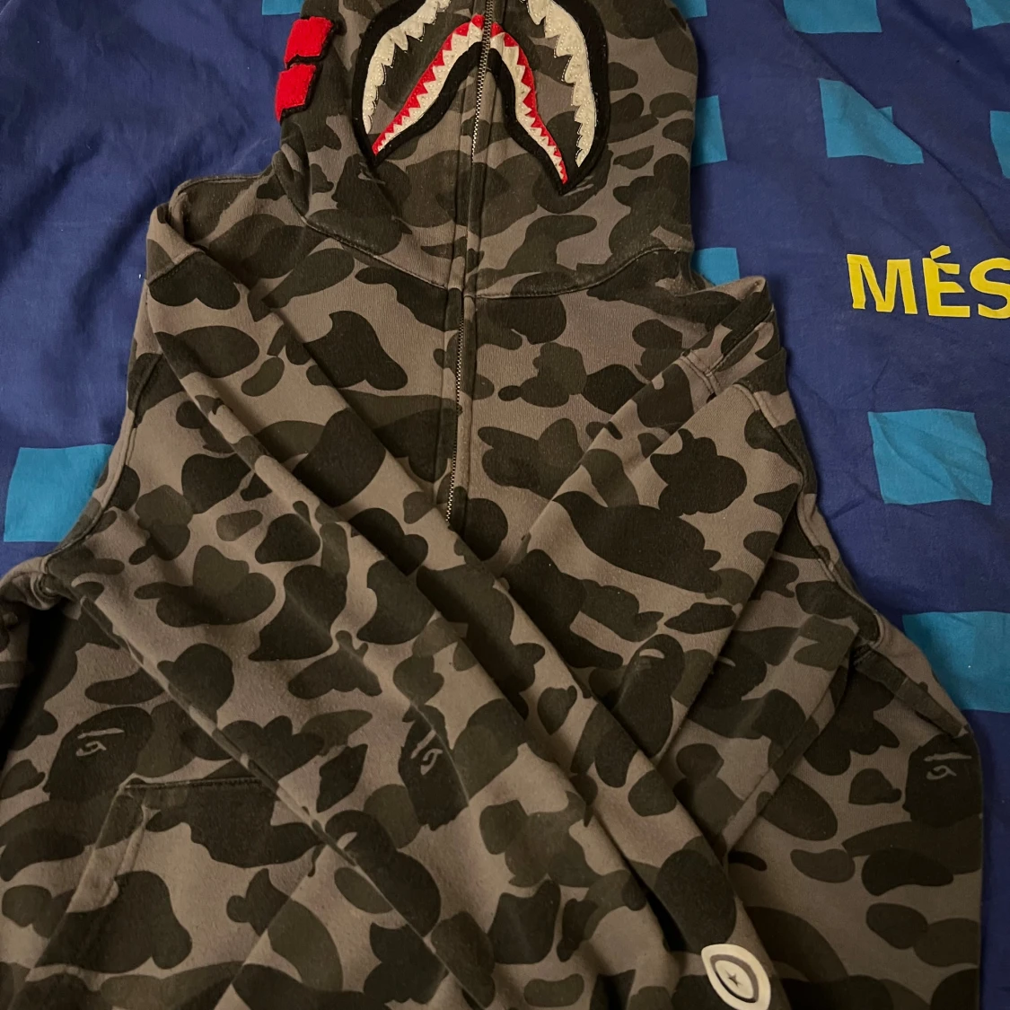 BAPE camo hoodie med shark-motiv