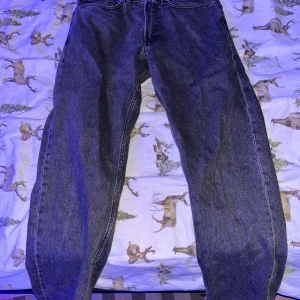 Mörkgrå jeans från Valient - Säljer ett par mörkgråa jeans från Valient med Loose fit. W30 L32. Jeansen är i nyskick och inga fläckar eller sår på jeansen! Hör av er!