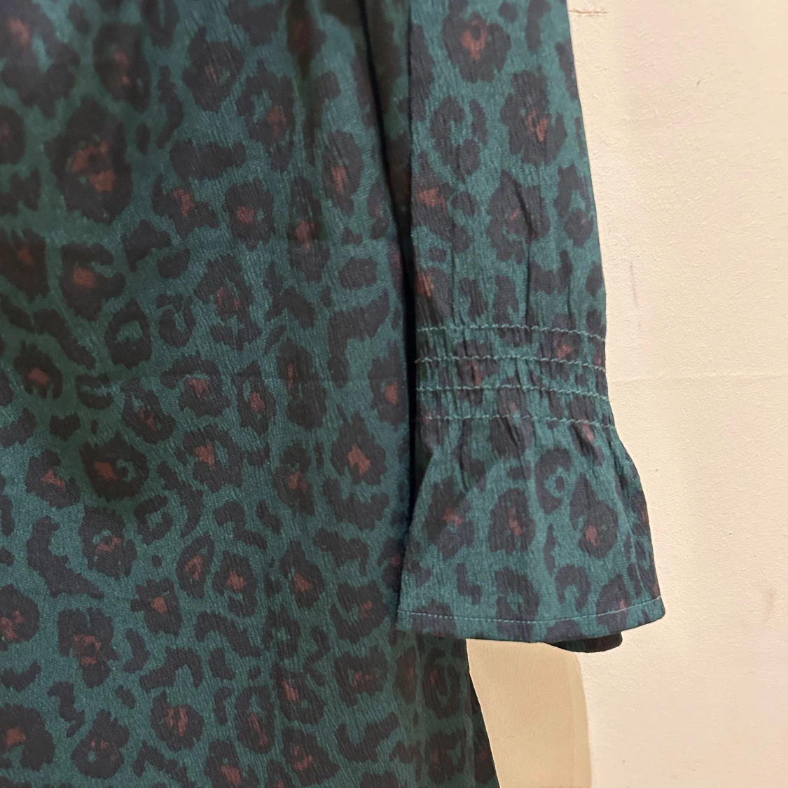 Grön leopardmönstrad blus från VILA - 2