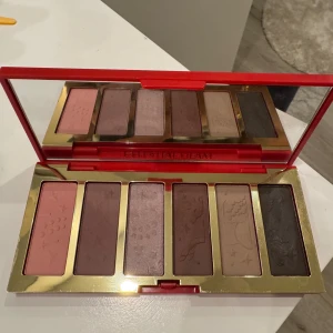Estée Lauder Celestial Glam ögonskuggspalett - Säljer en limited edition ögonskuggspalett från Estée Lauder, Celestial Glam. Paletten har sex nyanser: rosa, aubergine, lila, taupe, beige och mörkbrun. Snygg röd förpackning med guldstjärnor och stor spegel. Perfekt för kreativa looks och mjuka övergångar. (Öppnad men ej använd) 