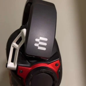 EPOS Sennheiser GSP 600 - Sennheiser GSP 600 gaming headset med mikrofon, kabelanslutning och robust design. Fungerar utmärkt, mindre ytliga repor syns på bygeln. Perfekt för spel med hög komfort och ljudkvalitet. Komplett med anslutningskabel.