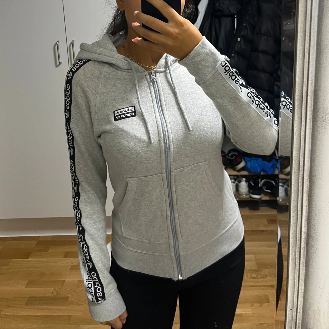 Grå Adidas hoodie med dragkedja
