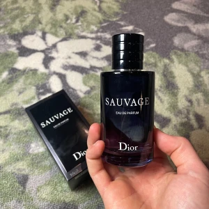 Dior Sauvage Eau de Parfum 100ml - Dior Sauvage Eau de Parfum i 100 ml flaska. En ikonisk doft med stilren design, perfekt för dig som vill sticka ut. Originalförpackning medföljer.