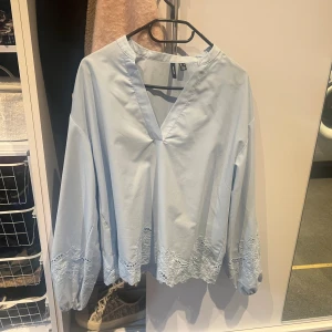 Ljusblå blus med spets från Vero Moda - Säljer en ljusblå blus från Vero Moda med v-ringad hals och långa ärmar. Blusen har fina spetsdetaljer längst ner på ärmarna och vid nederkanten. Kika gärna in mina andra plagg för paketpris💘💘