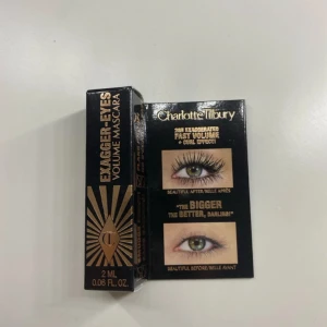 Charlotte Tilbury Exagger-Eyes Mascara - Exagger-Eyes Volume Mascara från Charlotte Tilbury i svart med lyxig guldig och svart förpackning. Ger volym och böjda fransar med intensiv färg. Snyggt designad tub på 2 ml, perfekt för att skapa dramatiska fransar och en ögonöppnande look.