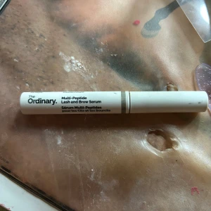 The Ordinarys Lash & Brow serum -  Ett ögonfransserum, Använd några gånger och ungefär halva kvar. Säljer pga att jag aldrig använder den längre. Funkar till fransar och bryn och har fått bra recensioner innan. Ordinarie pris: 189kr  men säljare billigare pga att det typ är halva kvar.❤️pris kan diskuteras💘