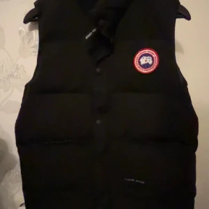Canada Goose väst - Svart Canada goose väst som är i jätte bra skick. Priset kan diskuteras 