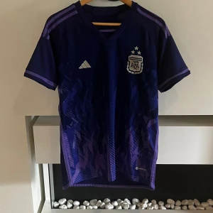 Argentina T-shirt 22/23 - Säljer denna riktigt fina Argentinas bortatröja 22/23 med storleken M. Skriv gärna vid intresse och för mer info!