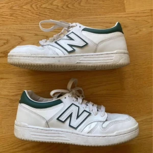 Vita New Balance sneakers 38,5 - Säljer New Balance sneakers i 38,5. De är sparsamt använda och sköna att gå i. 