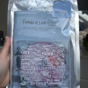 KPOP album  - Upptäck TWICEs tredje fullängdsalbum 'Formula of Love: O+T=<3'! Fylld med färgstarka bilder, coola koncept och exklusiva inslag som fotobok och samlarkort – perfekt för K-popfans och unga som älskar musik och stil. Du får en gratis mobilskal och en biascard som avslöjas när du öppnar albumet!!