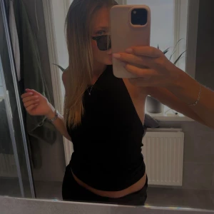 Topp med öppen rygg - Helt ny, jättebra skick säljer för har 2 likadana