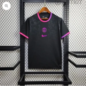 Svart PSG fotbollströja från Nike - Snygg svart PSG fotbollströja från Nike med diskret mönster och rosa detaljer vid krage och ärmslut. PSG-logga och Nike Swoosh i rosa framtill. Perfekt för dig som vill sticka ut på planen eller på stan.