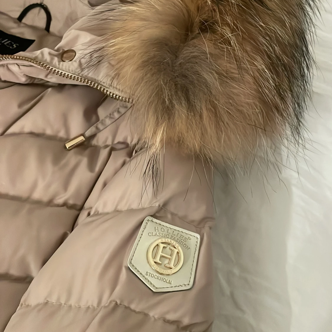 Beige pufferjacka med fuskpäls från Hollies - 2