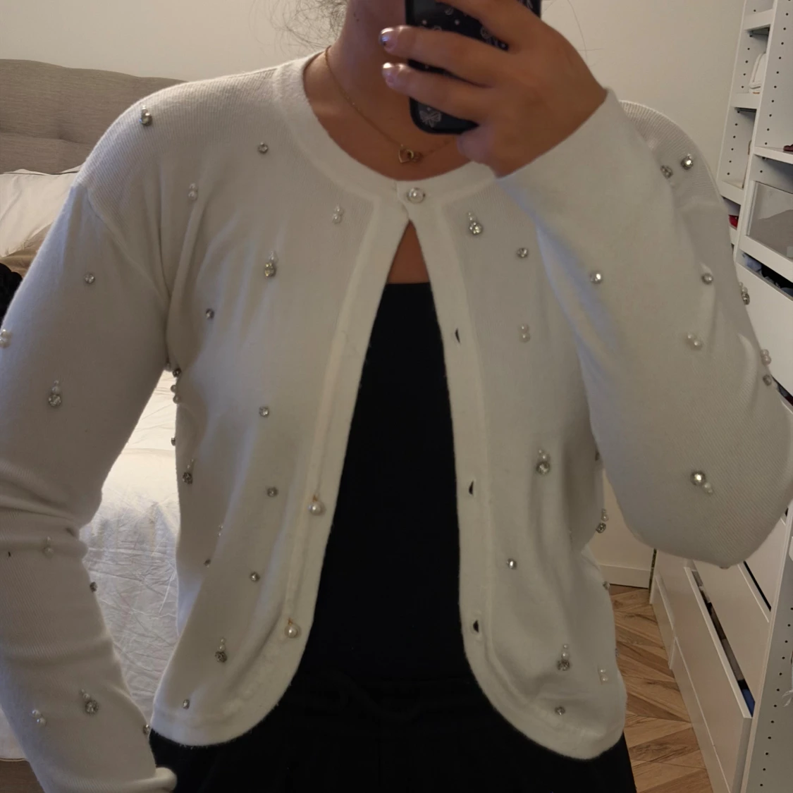 Vit kofta med pärlor och strass - 1