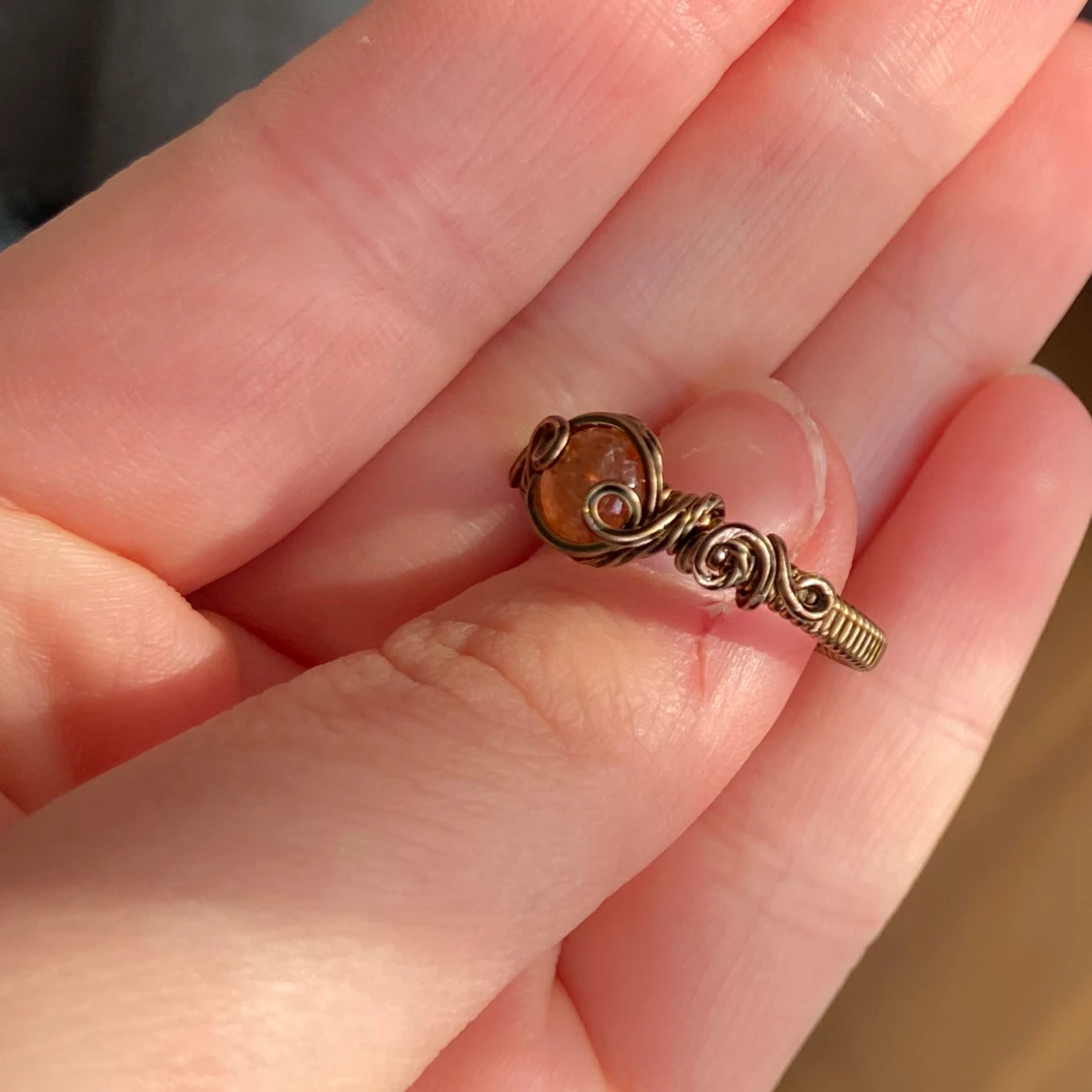 Handgjord ring med glittrig sten - 1