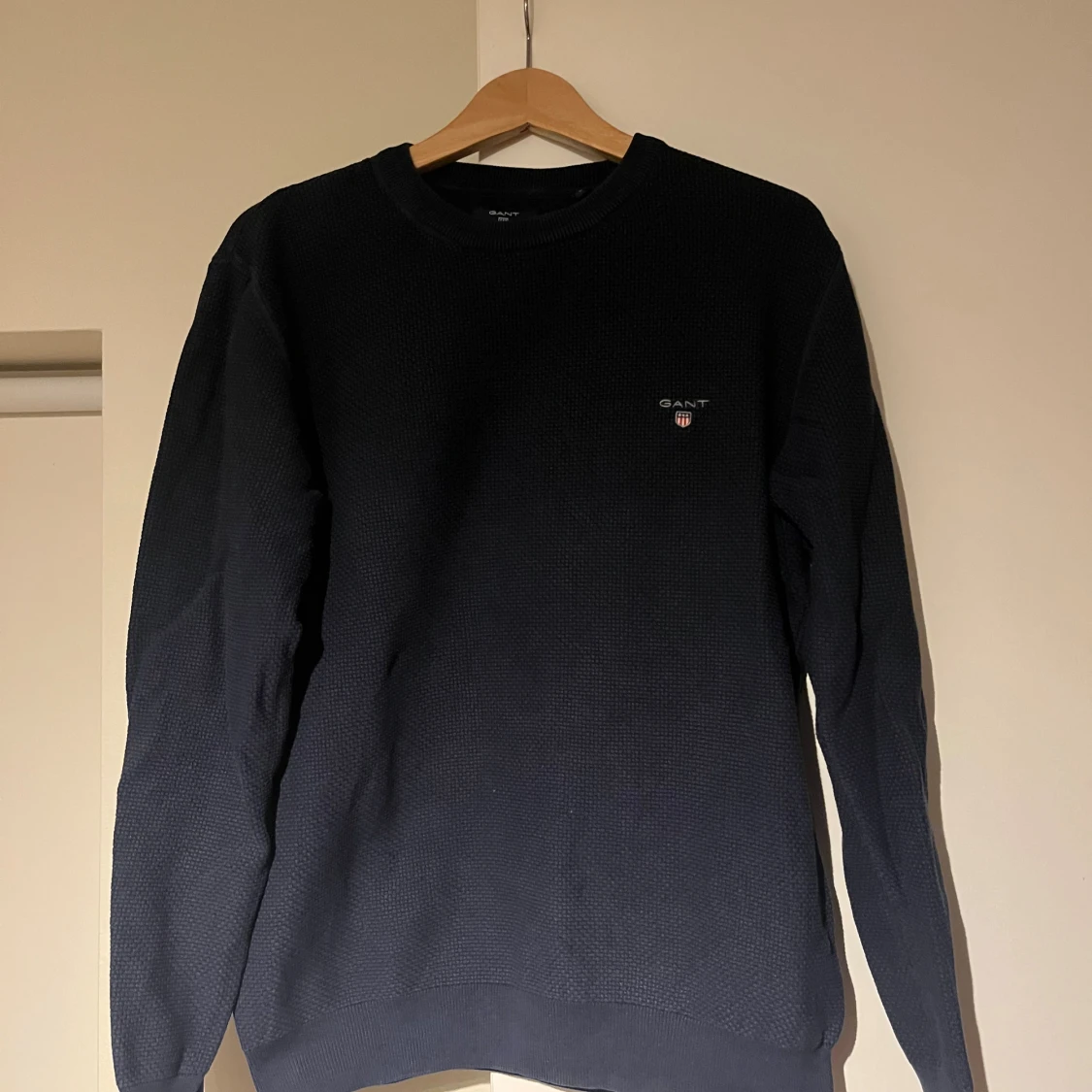 Mörkblå stickad tröja från GANT