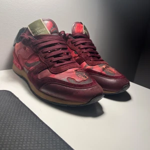 Valentino rockrunners - Tjena säljer dessa feta skor från valentino skorna är i helt okej skick inte nya men inte helt slut fortfarande kvar att ge har du någon fråga eller fundering e det bara att höra av sig priset e inte fast tar bud skorna passar 41/42 köpta på trendsellers