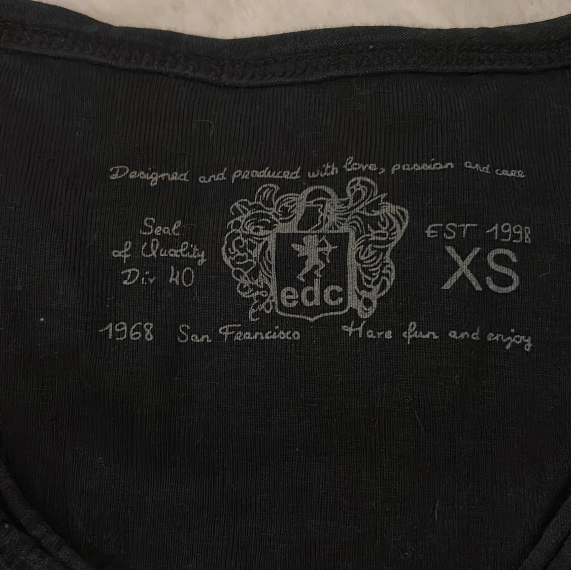 Svart v-ringad topp från edc XS - 2