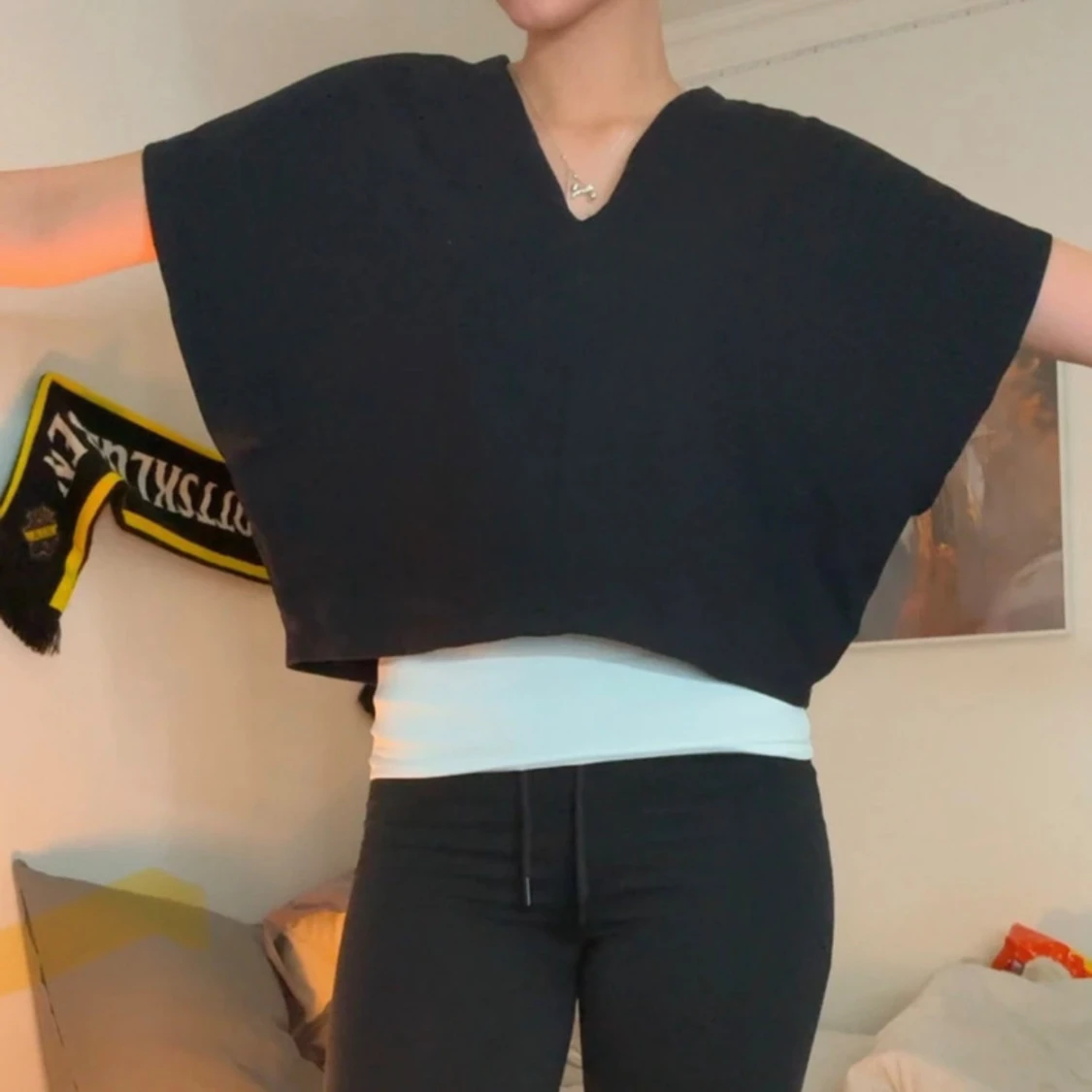 Svart topp med v-ringning