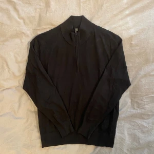 Svart Halvzip - Säljer nu denna halvzip från uniqlo som är perfekt nu för kallare dagar! Storlek S. Är i väldigt bra skick och har inga tecken på användning! Skriv för fler frågor!🙌