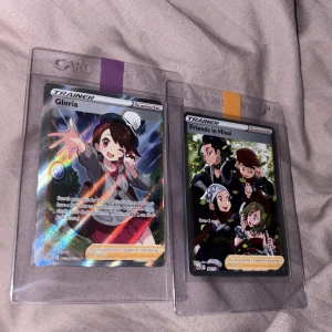Pokémon Trainer Cards: Gloria & Friends in Hisui - Två exklusiva Pokémon Trainer-kort: Gloria och Friends in Hisui. Perfekta för samlare och fans av Pokémon TCG! Korten har färgstarka illustrationer och är skyddade i plastfickor. Ett måste för dig som vill utöka din samling med unika supporter-kort.