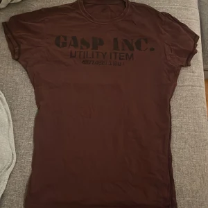 Maroon GASP INC. t-shirt utility M - Säljer en vinröd t-shirt från GASP . 