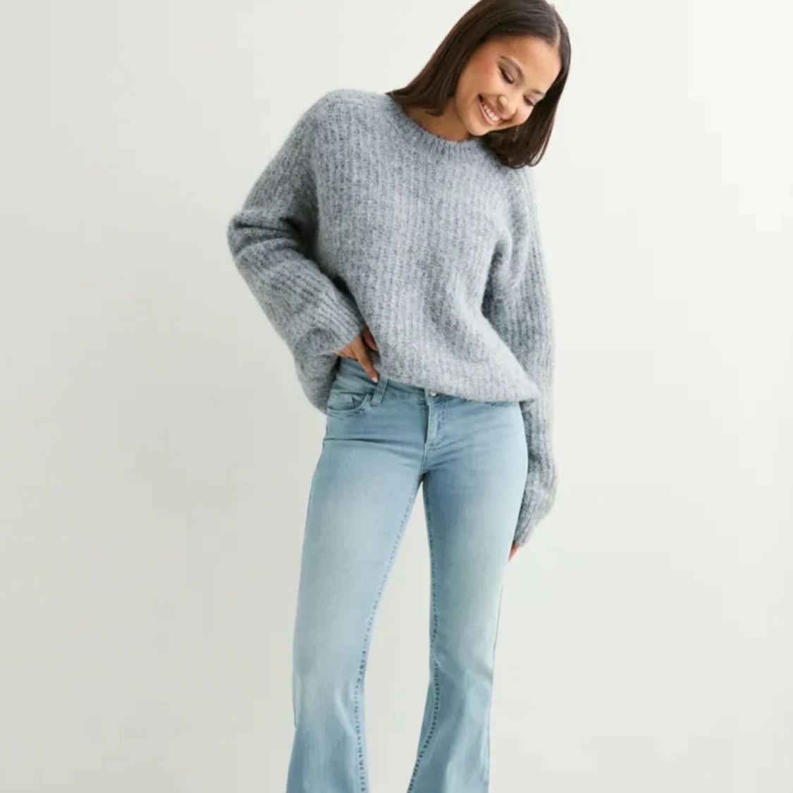 Ljusblå bootcut jeans med broderi - 1