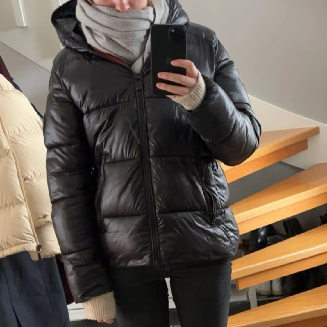Svart pufferjacka med huva - 1