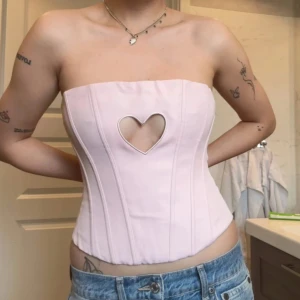 White fox strapless bustier - ”Never lose you again strapless bustier” från White fox boutique i färgen rosa, färgerna syns bäst i bild 1. Den är mer ”baby rosa” i verkligheten 🌸 Aldrig använt då den var för liten på mig, är vanligtvis storlek 36/S.  Ord pris ca 630kr