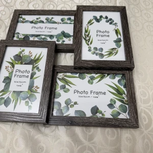 Photo Frame Set 10x15cm (4x6") - Set om fyra eleganta fotoramar i trälook, passar bilder i storlek 10x15 cm (4x6"). Ramarna är i mycket gott skick utan synligt slitage, perfekta för att visa dina favoritfoton hemma eller på kontoret.