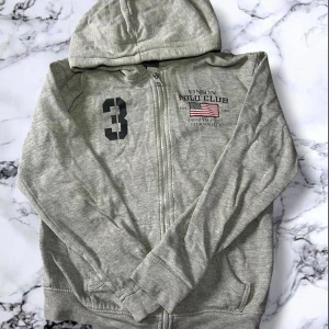 Vinson polo club tröja - 🔥 Superfin grå hoodie från Vinson Polo Club 🔥 Storlek: 10 / 134–140 👕  👉 Mjuk och skön att ha på sig 💫 👉 Inga hål eller fläckar 💯 👉 Lite använd men fortfarande i fint skick 🌟 👉 Jag stryker den innan jag skickar så den kommer fräsch och snygg! 💨✨  Perfekt till vardag, skola eller chill-dagar 🏫💤 💌 Skickas snabbt och noggrant paketerad 📦