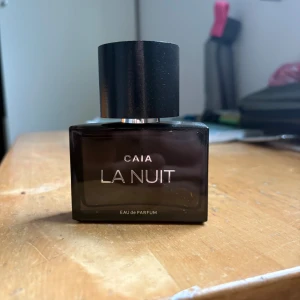 CAIA La Nuit Eau de Parfum - Stilren parfym från CAIA med namnet La Nuit. Perfekt för dig som vill ha en modern och trendig doft i din samling. Eau de Parfum för extra långvarig effekt. Ny pris 595 och den är nästan fylld 