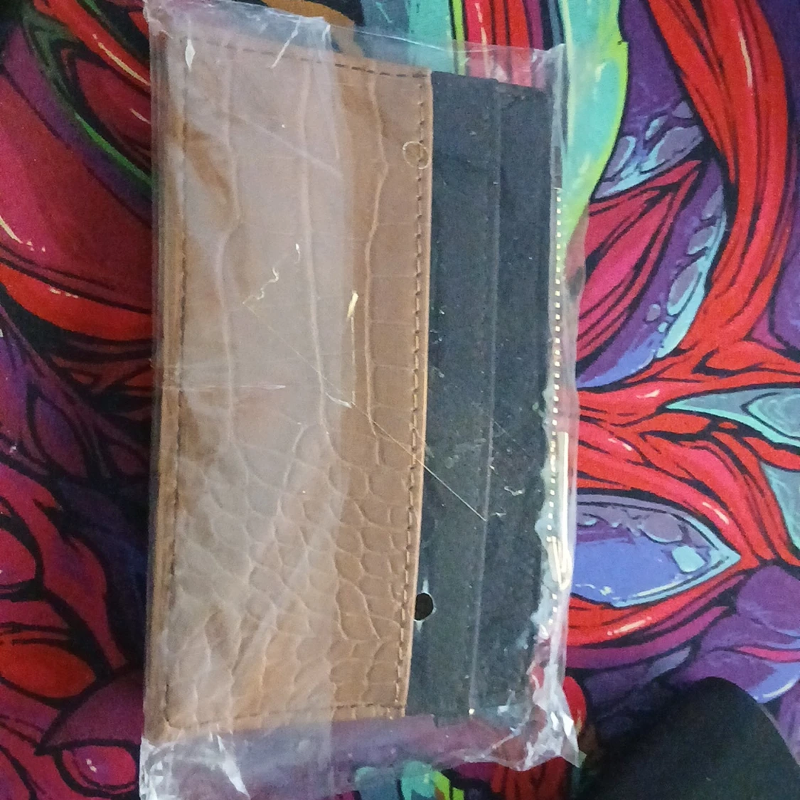 Brun och svart plånbok med krokoprägling - 1