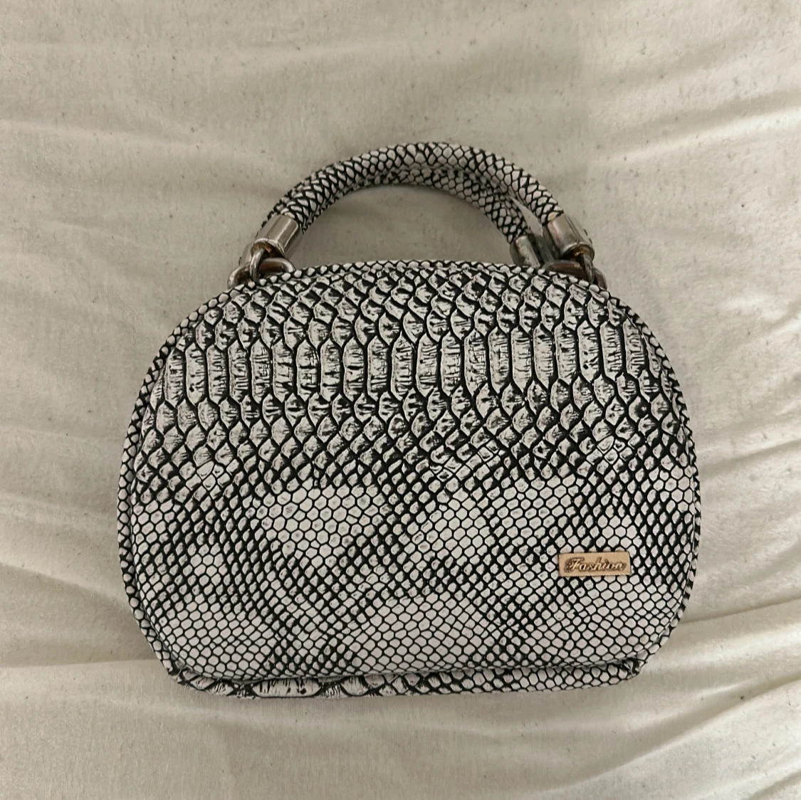 Svartvit handväska från Fashion