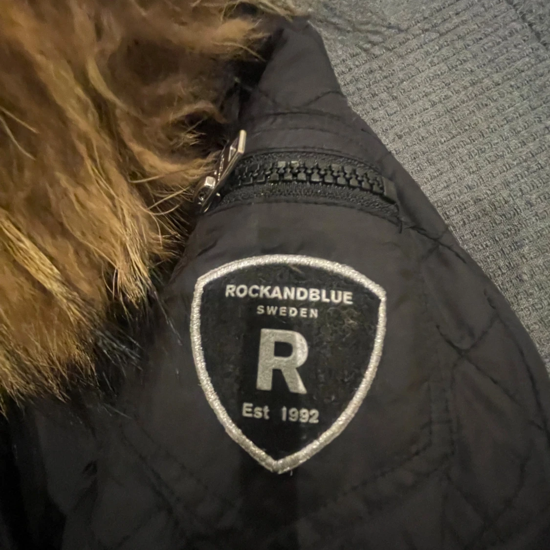 Svart Rockandblue dunjacka med päls - 1