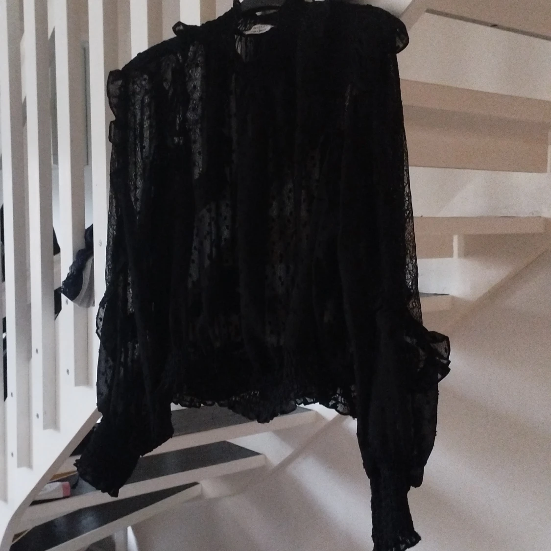 Svart prickig blus från Reserved