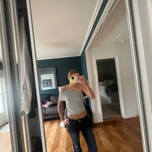 Ljusgrå offshoulder topp Divided - Säljer en ljusgrå offshoulder topp från Divided, H&M. Toppen är croppad och har en snygg draperad effekt över axlarna. Tillverkad i mjukt och stretchigt material som sitter tight och bekvämt. Perfekt för dig som gillar trendiga och stilrena plagg.