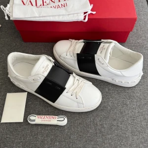 Valentino Open | 42 - Valentino Open sneakers | Nyskick! | Storlek 41.5, passar 42 | Original box, dustbag, kort samt extra skosnören ingår | INGA BYTEN | Fraktar spårbart eller möts upp i Täby