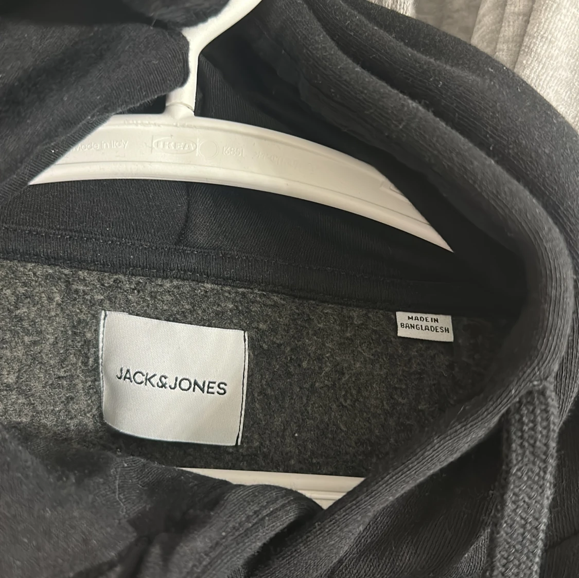 Svart hoodie från Jack & Jones - 2