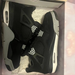 Jordan 4  - Tjena! Tänkte kolla om nån va intresserad av mina Jordan 4. De är i väldigt bra skick, lite smutsiga men de bara tvätta dom, använda utomhus ca 5 gånger. Storlek 43 men små i storleken så skulle säga att de passar till 42. Hör av dig om du vill ha mer bilder eller info. Dom är äkta 