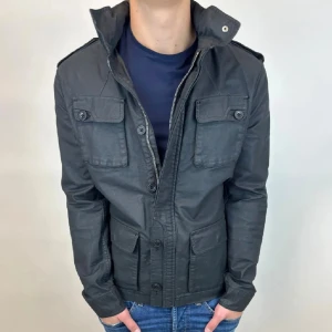 Fieldjacka  - Hej, säljer nu denna väldigt snygga och eftertraktade Field jackan som är perfekt nu till hösten/ vintern! Storlek M Fraktas spårbart vis Instabox, PostNord eller bring!  Vid minsta lilla fundering så är det bara att höra av sig!  