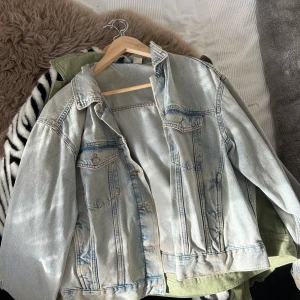 Jackor - 2 fina vår/höst jackor en jeans en grön och en päls jacka i zebra mönster du får en för 99kr och alla 3 för 279kr. Pm för fler bilder.
